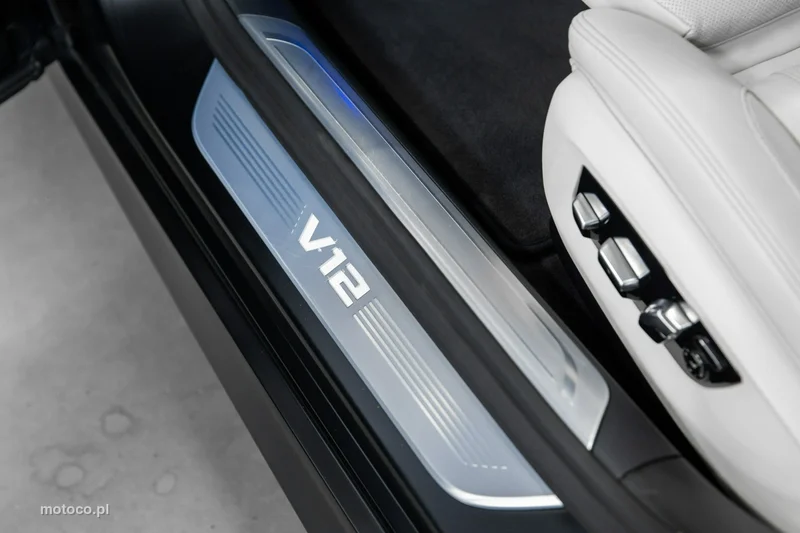 BMW M760 32