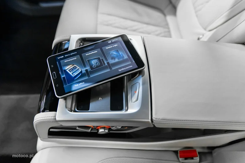 BMW M760 35