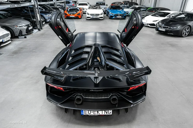 Lamborghini Aventador 12