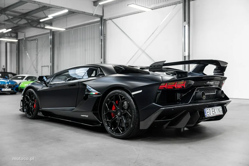 Lamborghini Aventador 13