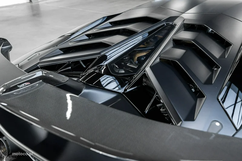 Lamborghini Aventador 24