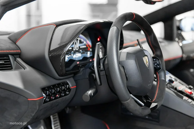 Lamborghini Aventador 32