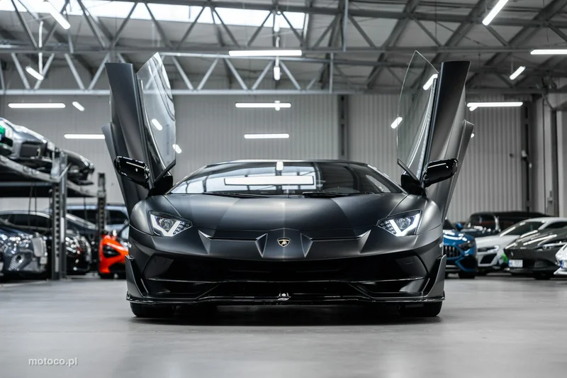 Lamborghini Aventador 5