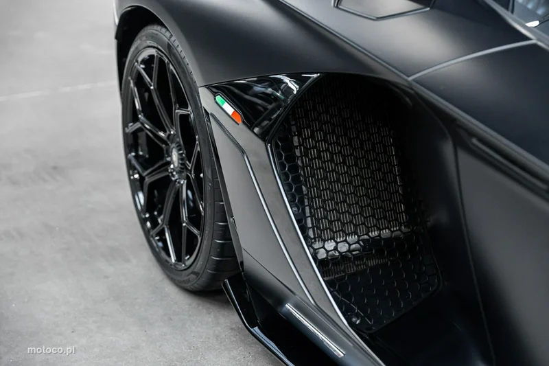 Lamborghini Aventador 60