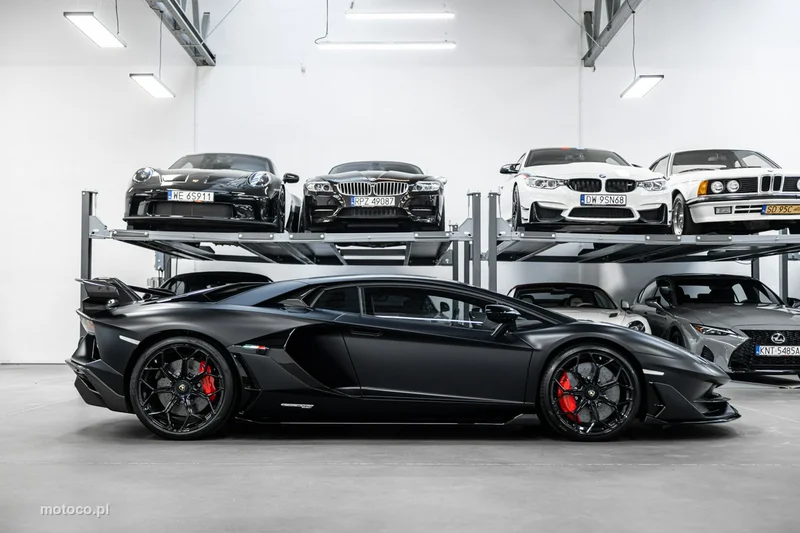 Lamborghini Aventador 8