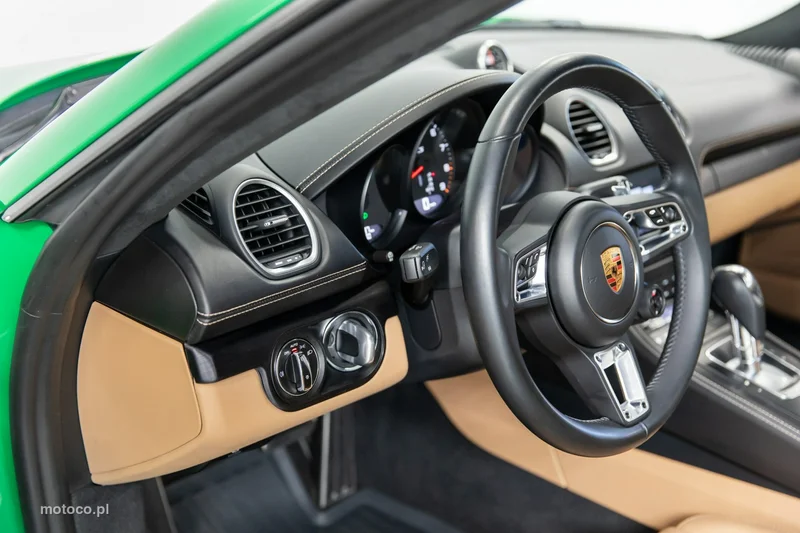 Porsche 718 Cayman 26
