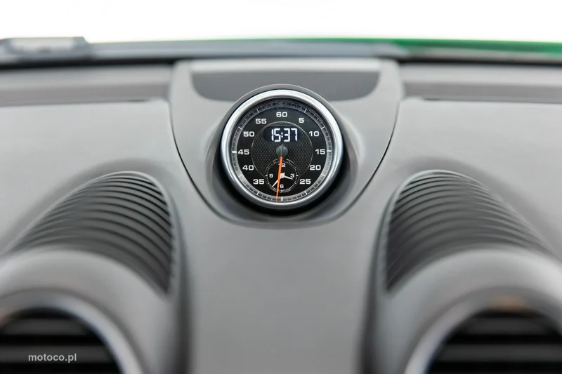 Porsche 718 Cayman 32