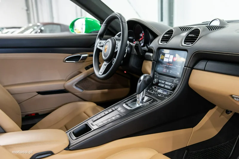 Porsche 718 Cayman 33