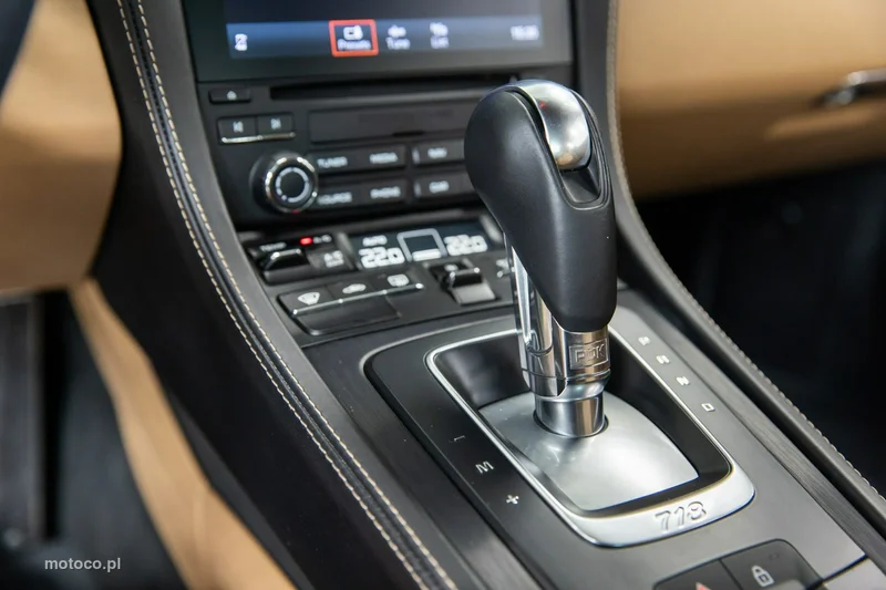 Porsche 718 Cayman 35