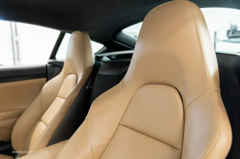 Porsche 718 Cayman 36