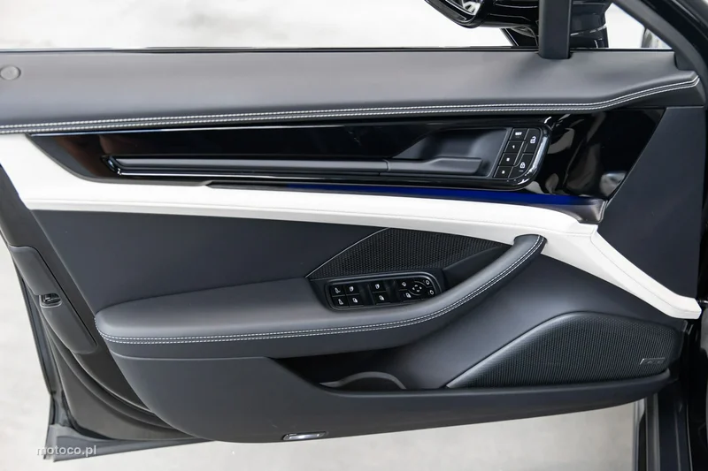 Porsche Panamera 976 28