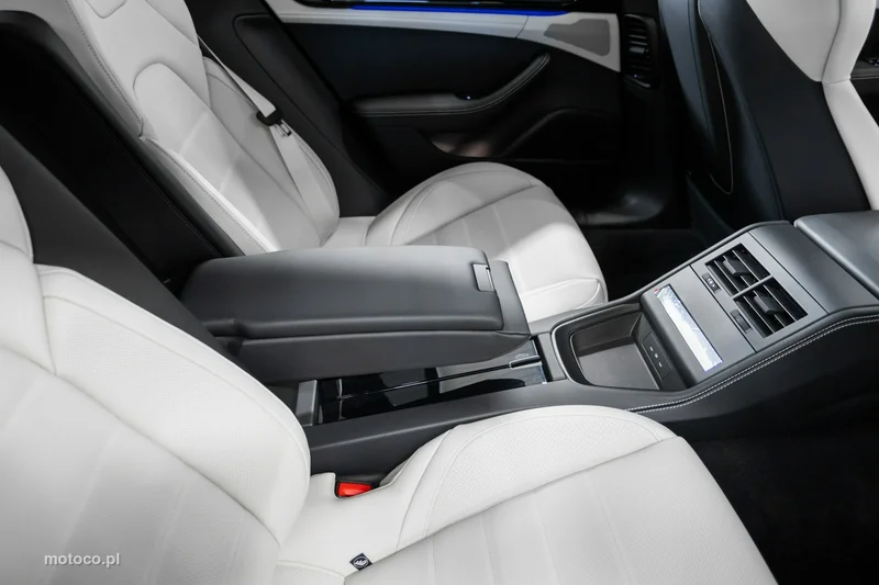 Porsche Panamera 976 30