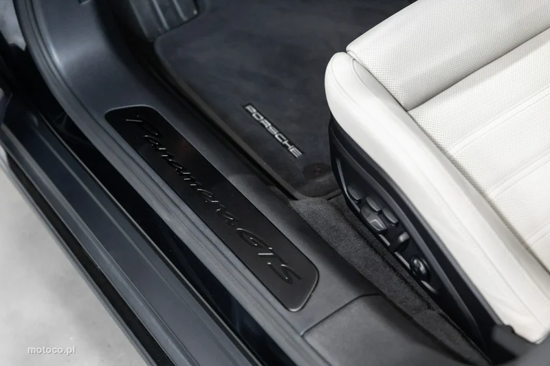 Porsche Panamera 976 32