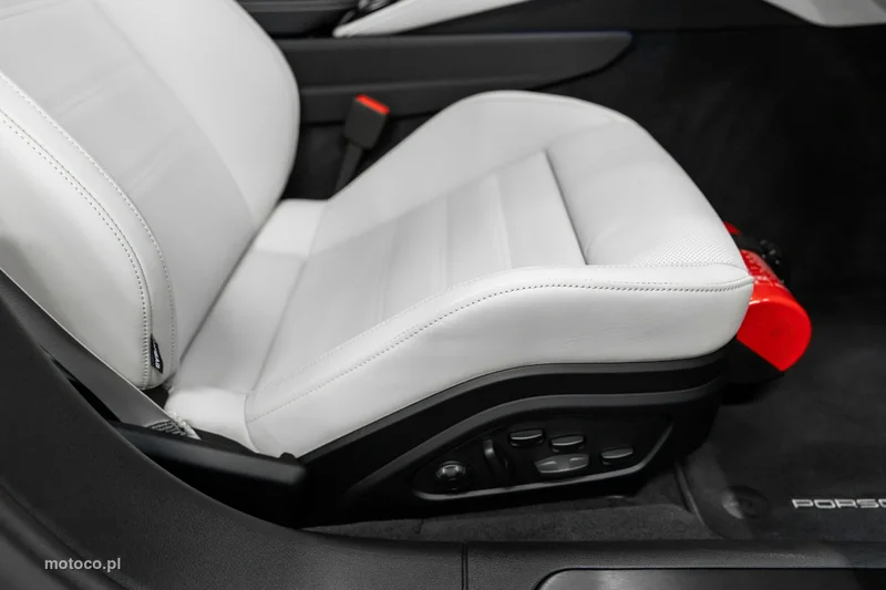Porsche Panamera 976 35