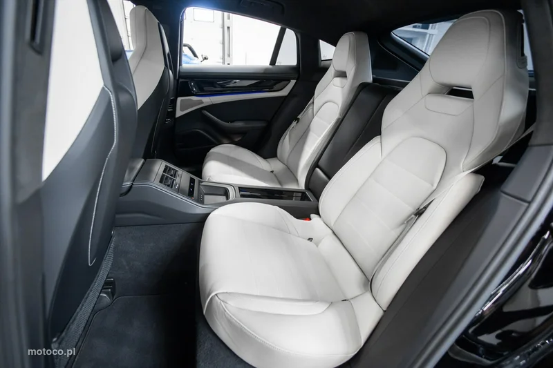 Porsche Panamera 976 52