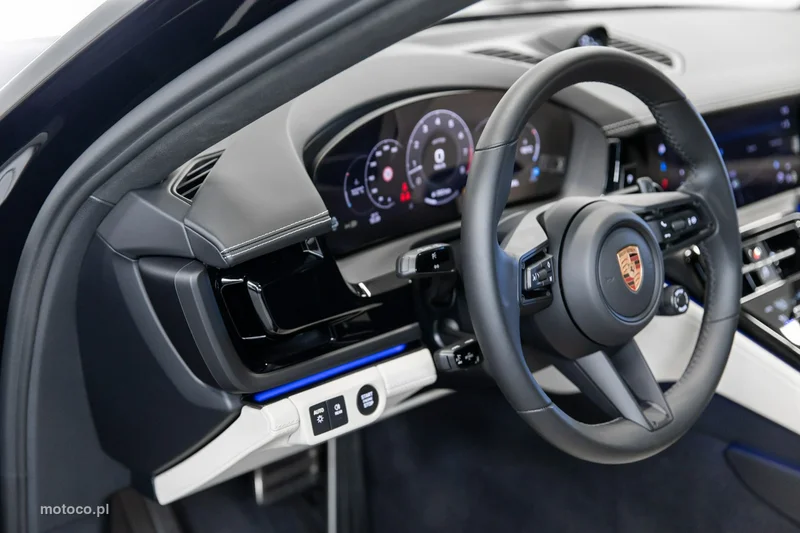 Porsche Panamera 976 59