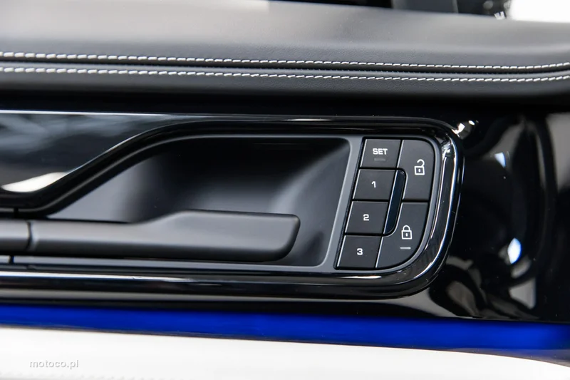 Porsche Panamera 976 60