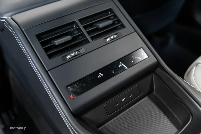 Porsche Panamera 976 68