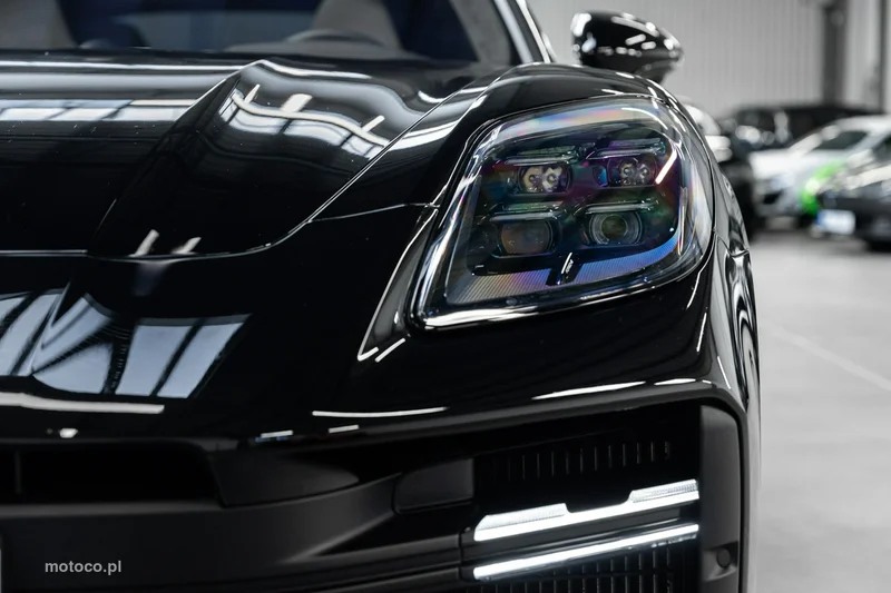 Porsche Panamera 976 10