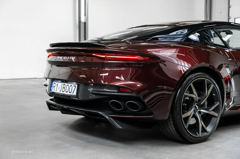 Aston Martin DBS 19