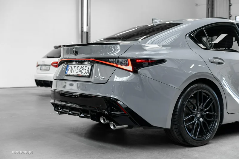 Lexus IS 16