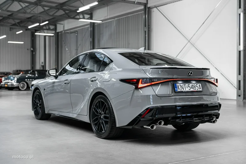 Lexus IS 8