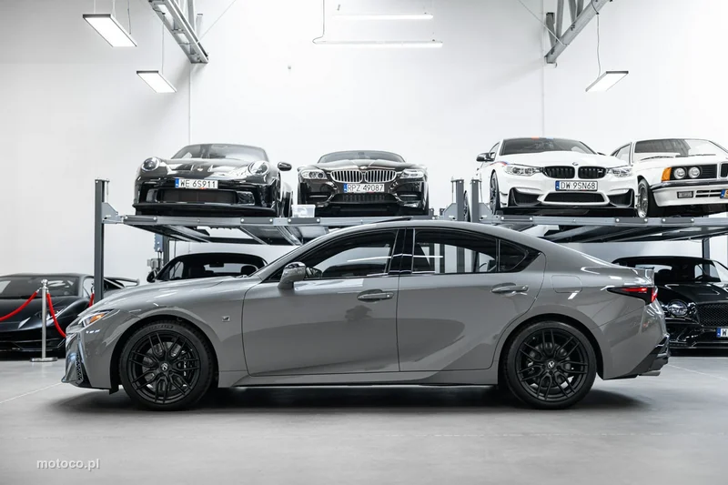 Lexus IS 9