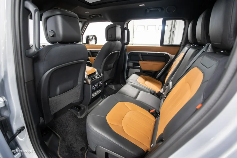 Land Rover Defender 21