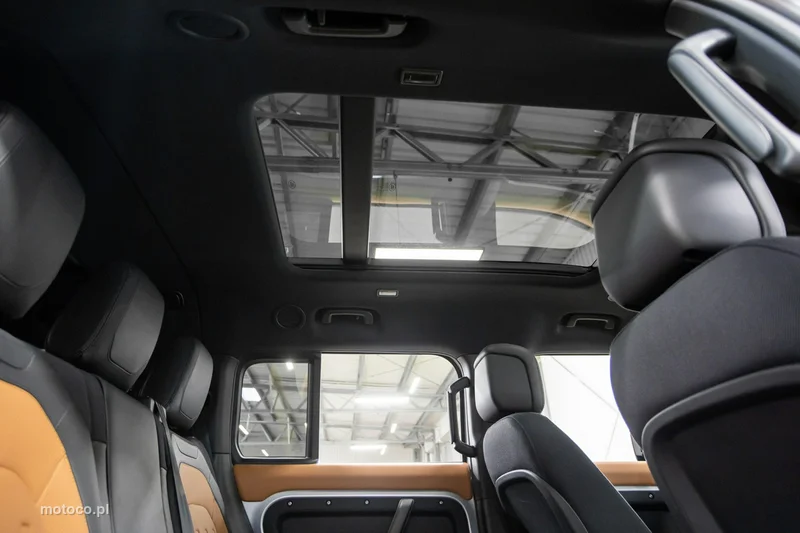 Land Rover Defender 22