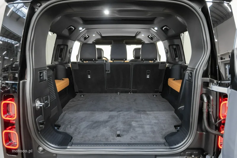 Land Rover Defender 26