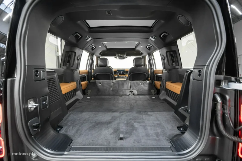 Land Rover Defender 27