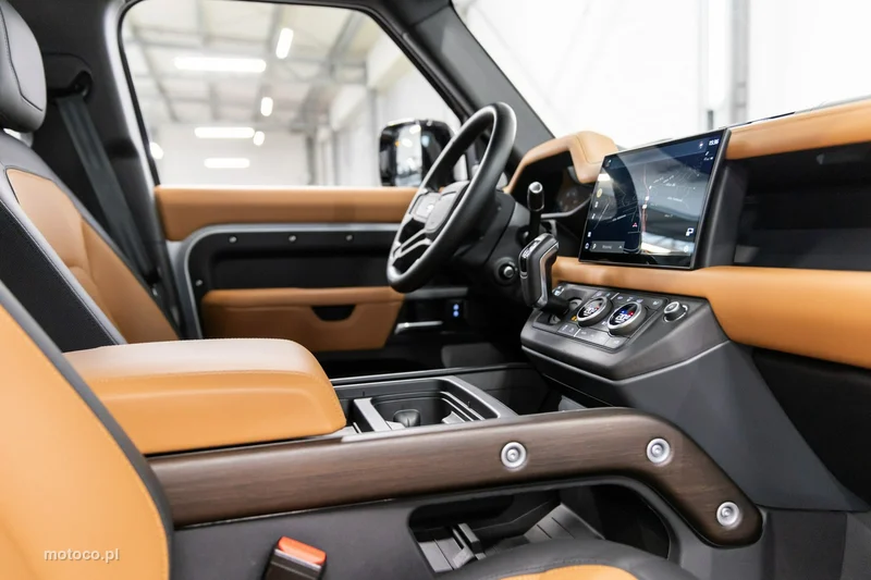 Land Rover Defender 32
