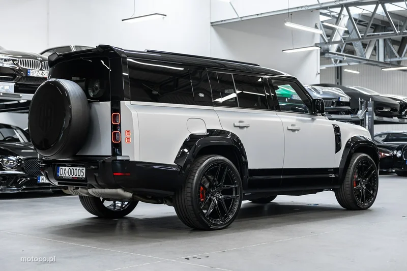 Land Rover Defender 6