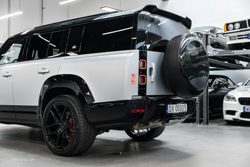 Land Rover Defender 53