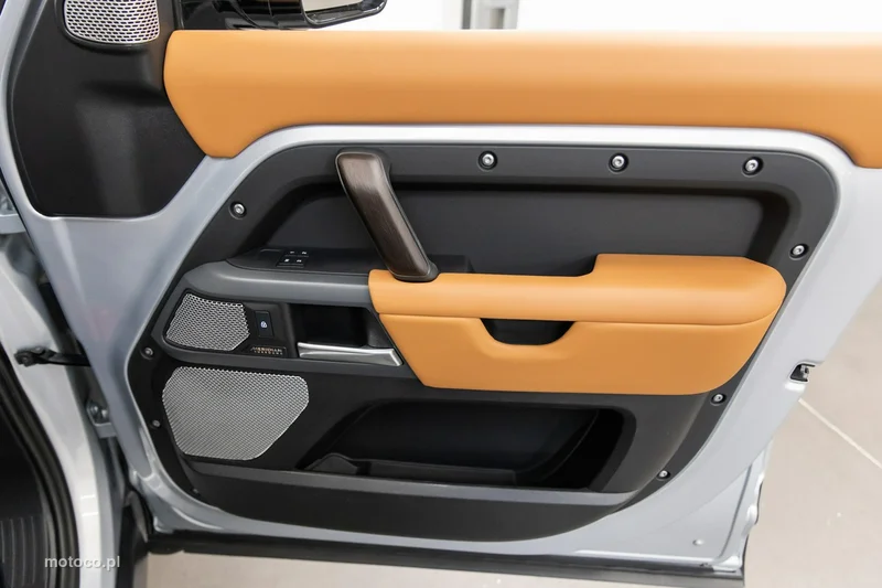 Land Rover Defender 74