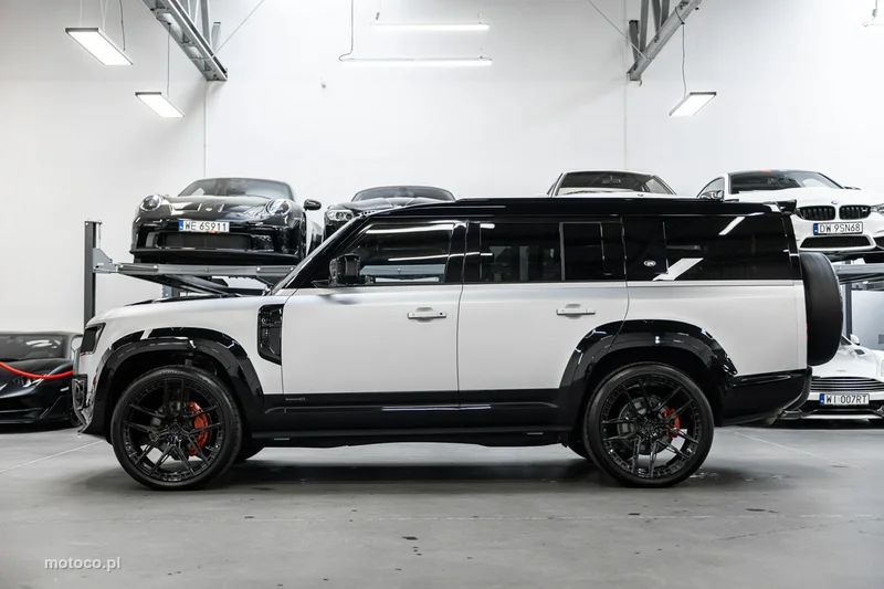 Land Rover Defender 9