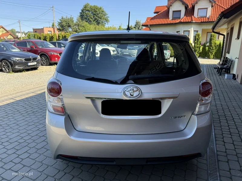 Toyota Verso 8