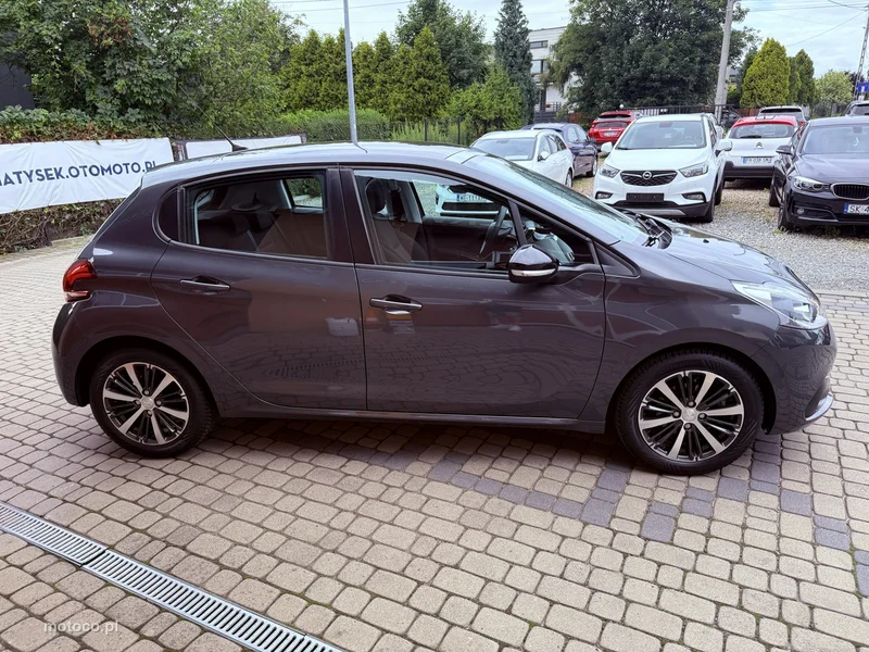 Peugeot 208 5