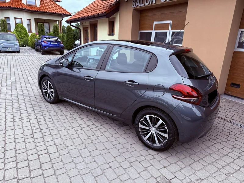 Peugeot 208 10