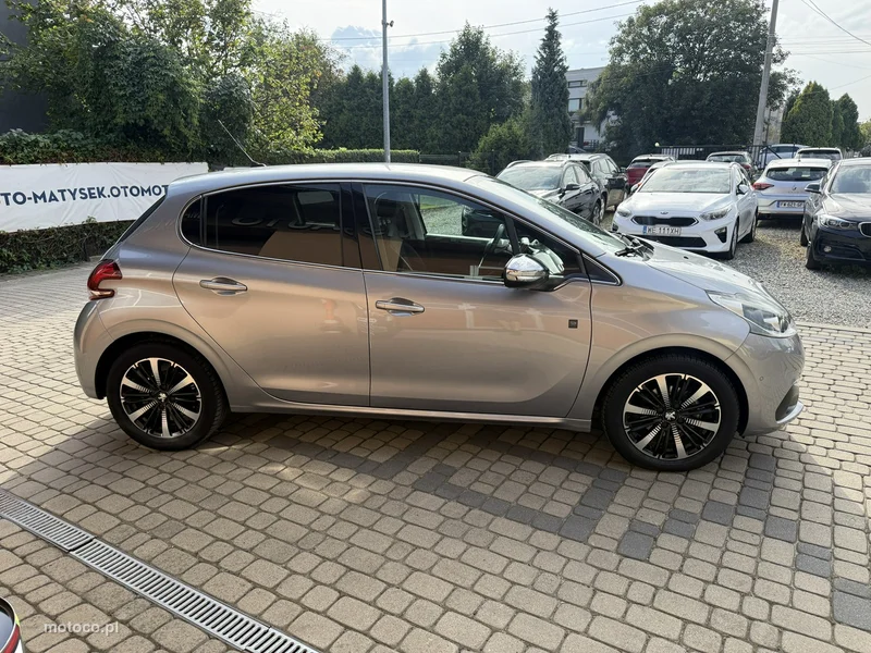 Peugeot 208 5