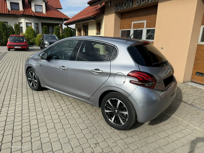 Peugeot 208 10
