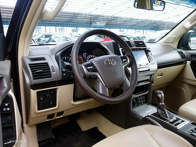 Toyota Land Cruiser J200 18