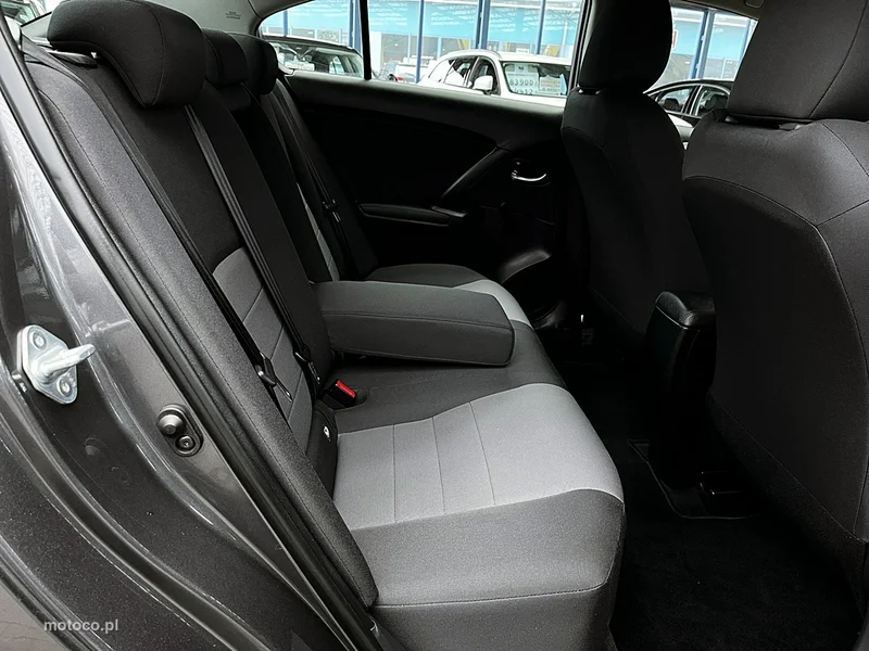 Toyota Avensis T27 12