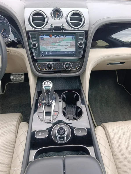 Bentley Bentayga 10