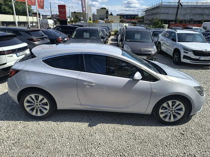 Opel Astra GTC 45