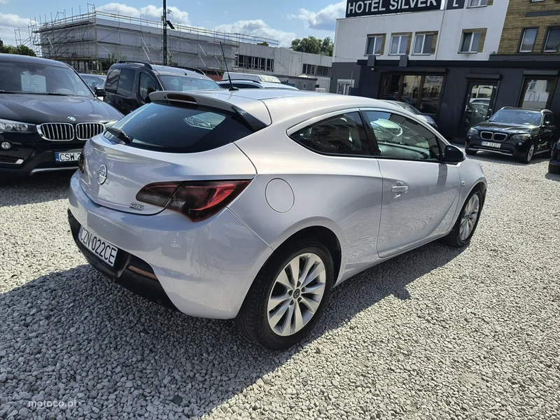 Opel Astra GTC 49