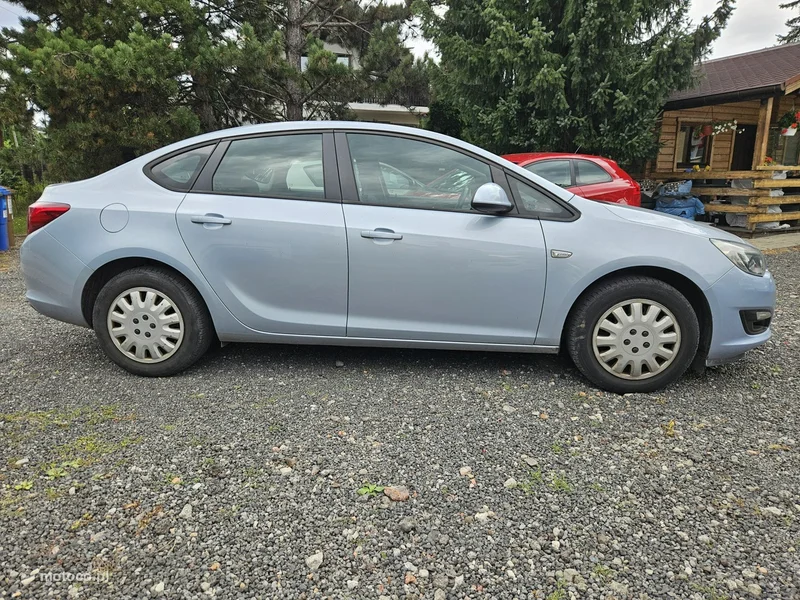 Opel Astra J 4