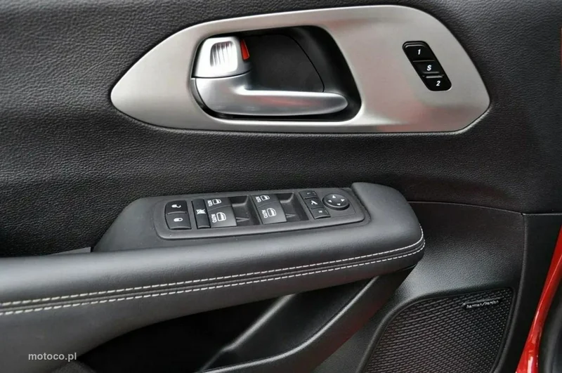 Chrysler Pacifica 13