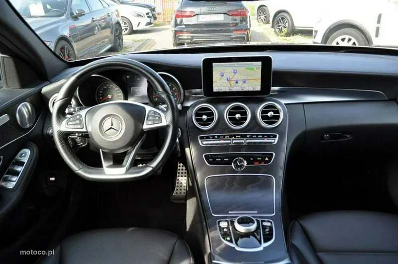 Mercedes-Benz Klasa C W205 C 300 12