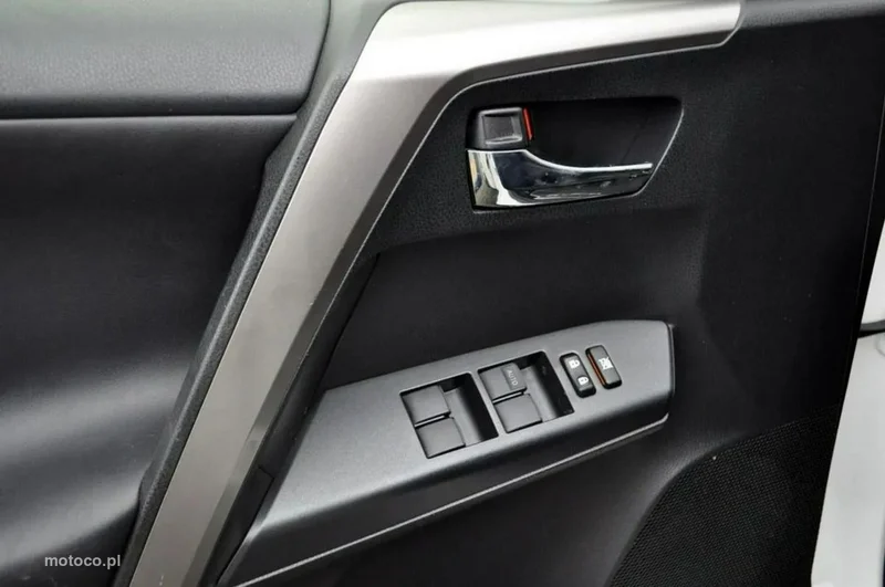 Toyota RAV 4 XA40 11